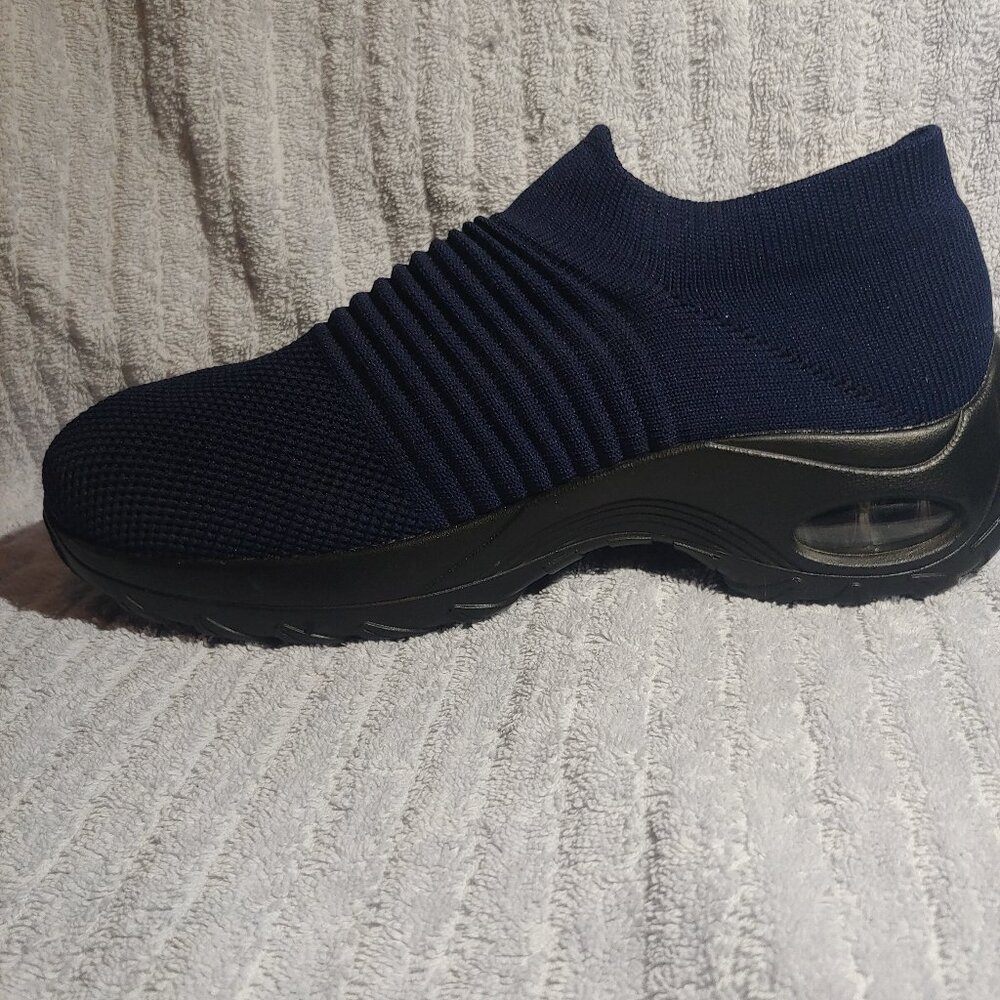 "Slow Man Women's Mesh Slip-On Walking Shoes – Air-Cushioned Comfort Sneakers"